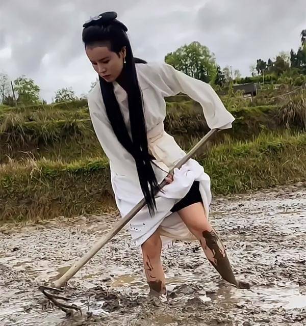 "山寨小龙女"火了,侧颜与李若彤版本神似,路边大爷都停下观看_陈妍希