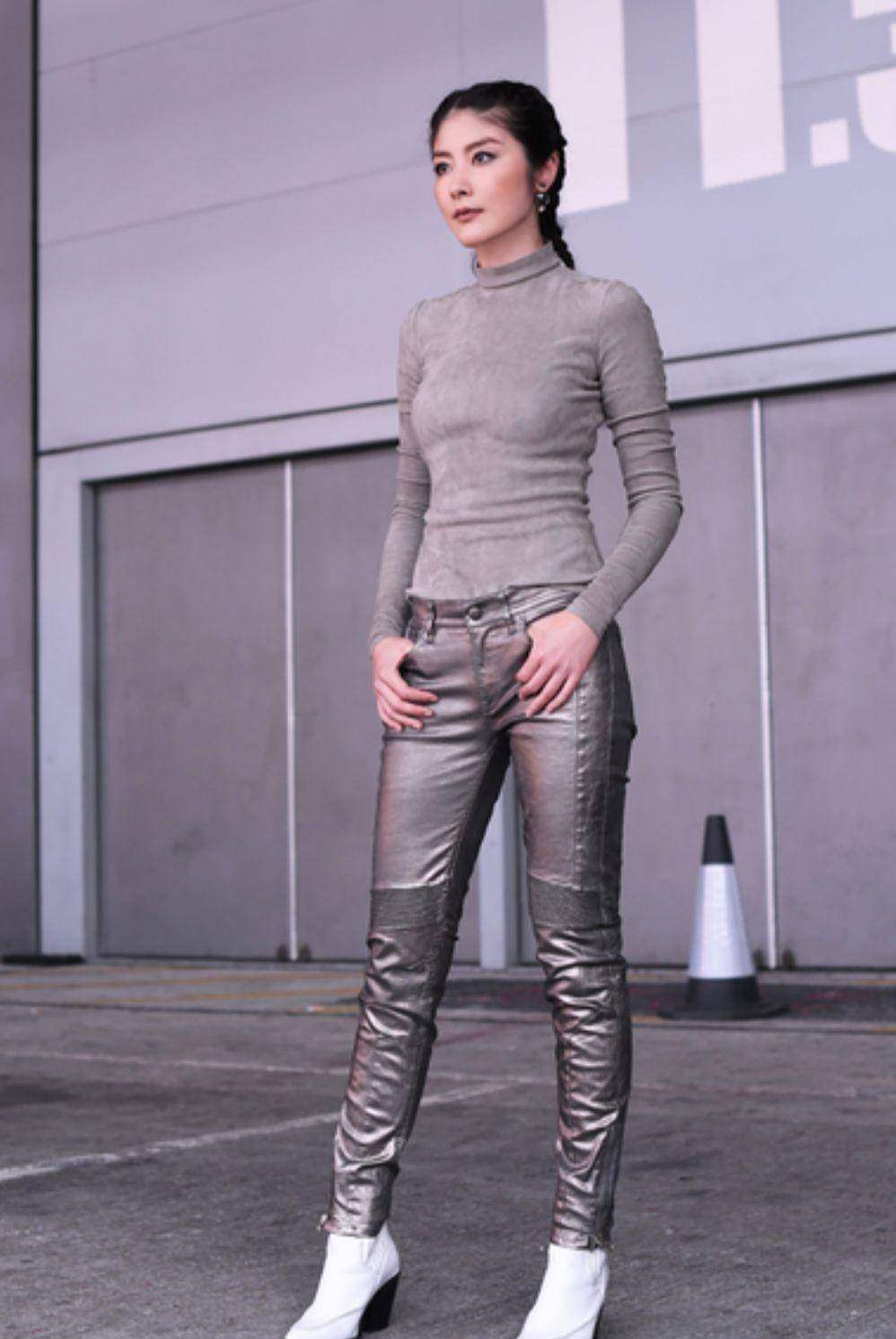 50岁陈慧琳出席时尚活动,穿搭前卫新潮,看到裤子我瞬间不淡定了_衣服