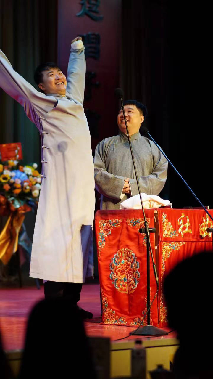 著名相声演员苗阜及其搭档王声压轴出现在了庆典现场,在青曲社鼓楼