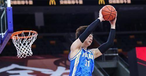 韩德君一靠就退,30分钟六犯,谁注意到王哲林表情?_限制_内线_犯规