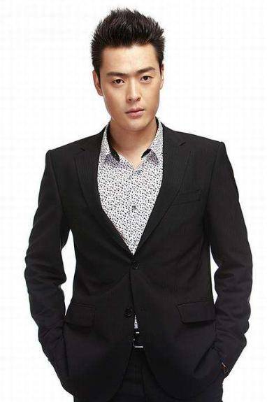 曾因戏被炸到双目失明,患病欲从5楼跳下,今成国内首位80后影帝_张桐