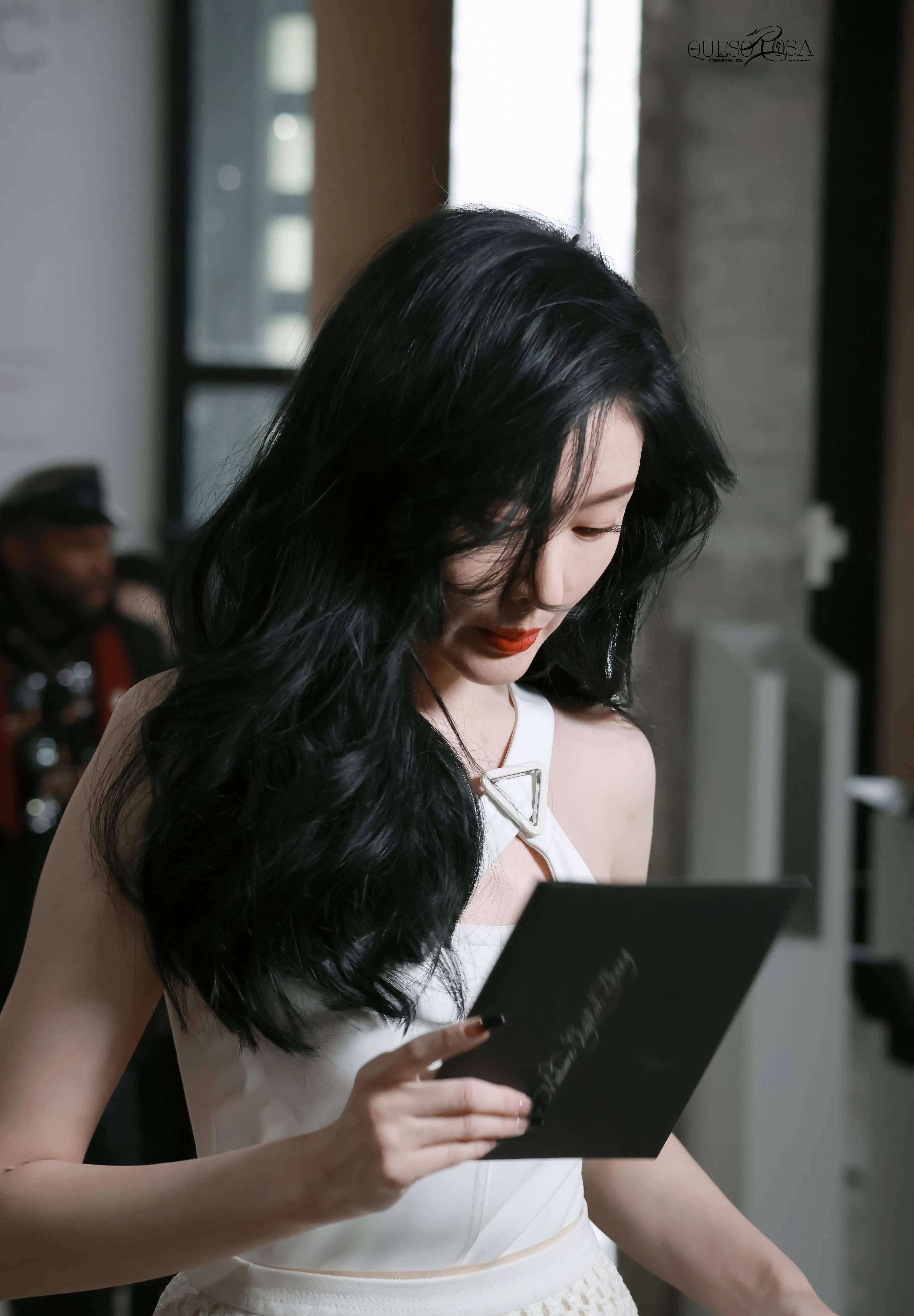 张天爱巴黎白裙看起来好甜美,大波浪卷发优雅大气,迷人迷人_爱心_红唇