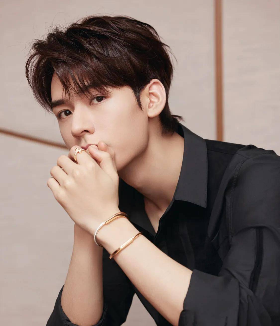 龚俊被公司抛弃了?梁靖康惹怒球迷?_什么_因为_业务