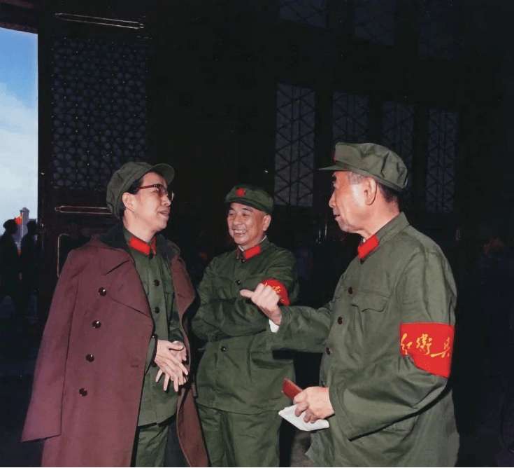 六十年代末,江青和总理站在一起,江青态度傲慢,总理谦虚和蔼 - 史海钩沉