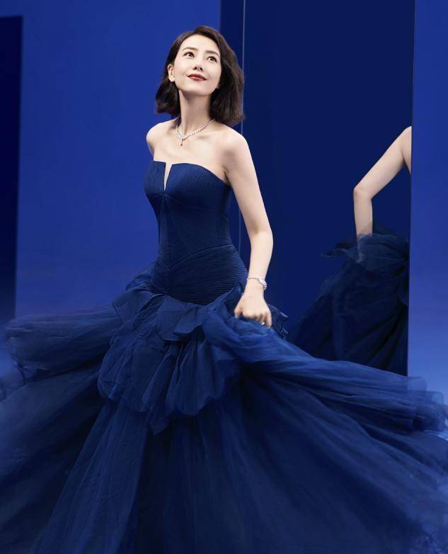 "国民女神"高圆圆晒时尚照,蓝色裙摆秀深v,难得一见的事业线_赵又廷