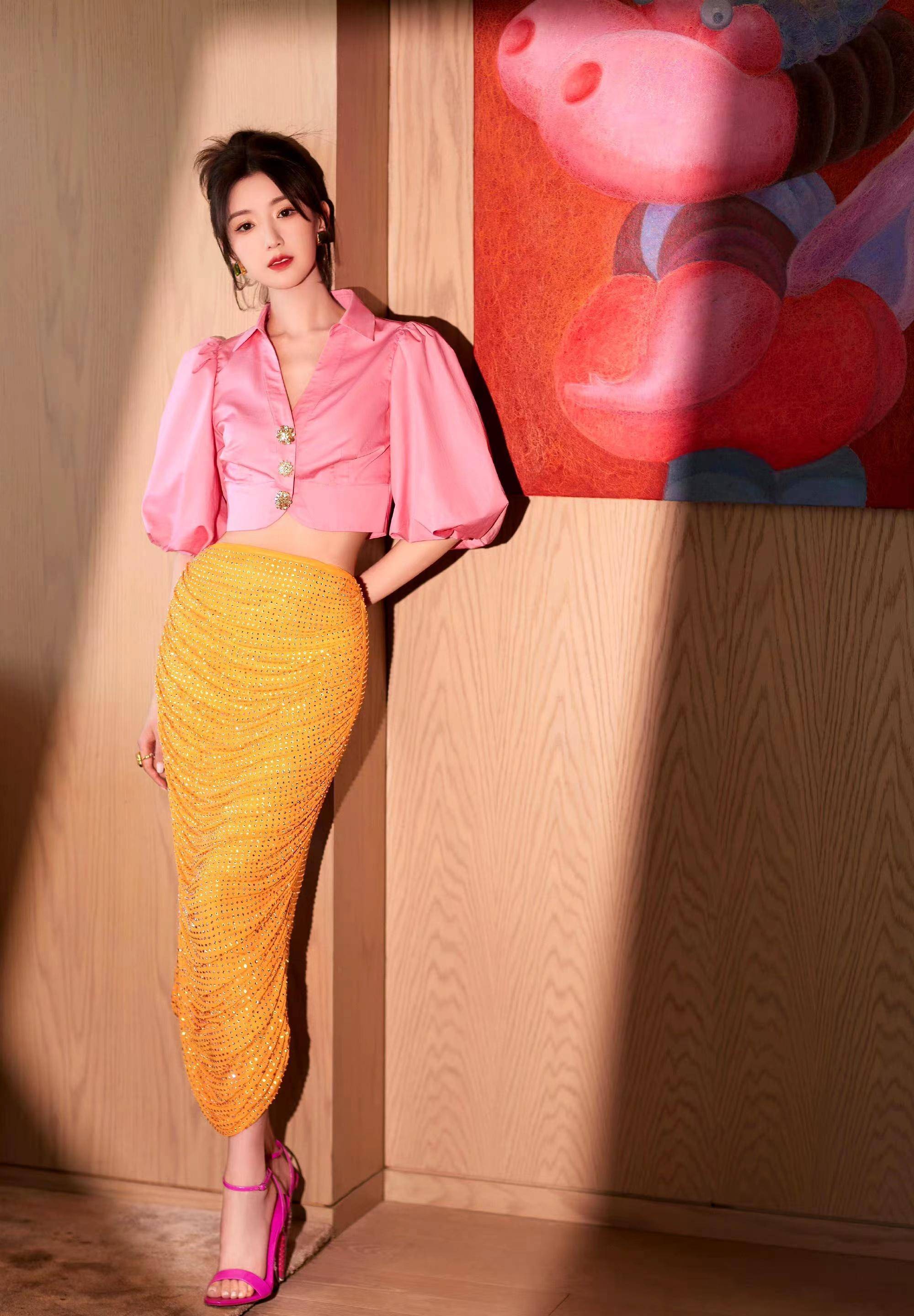 毛晓彤新造型上线,粉色灯笼袖上衣搭配橙色百褶裙,时尚又时尚!