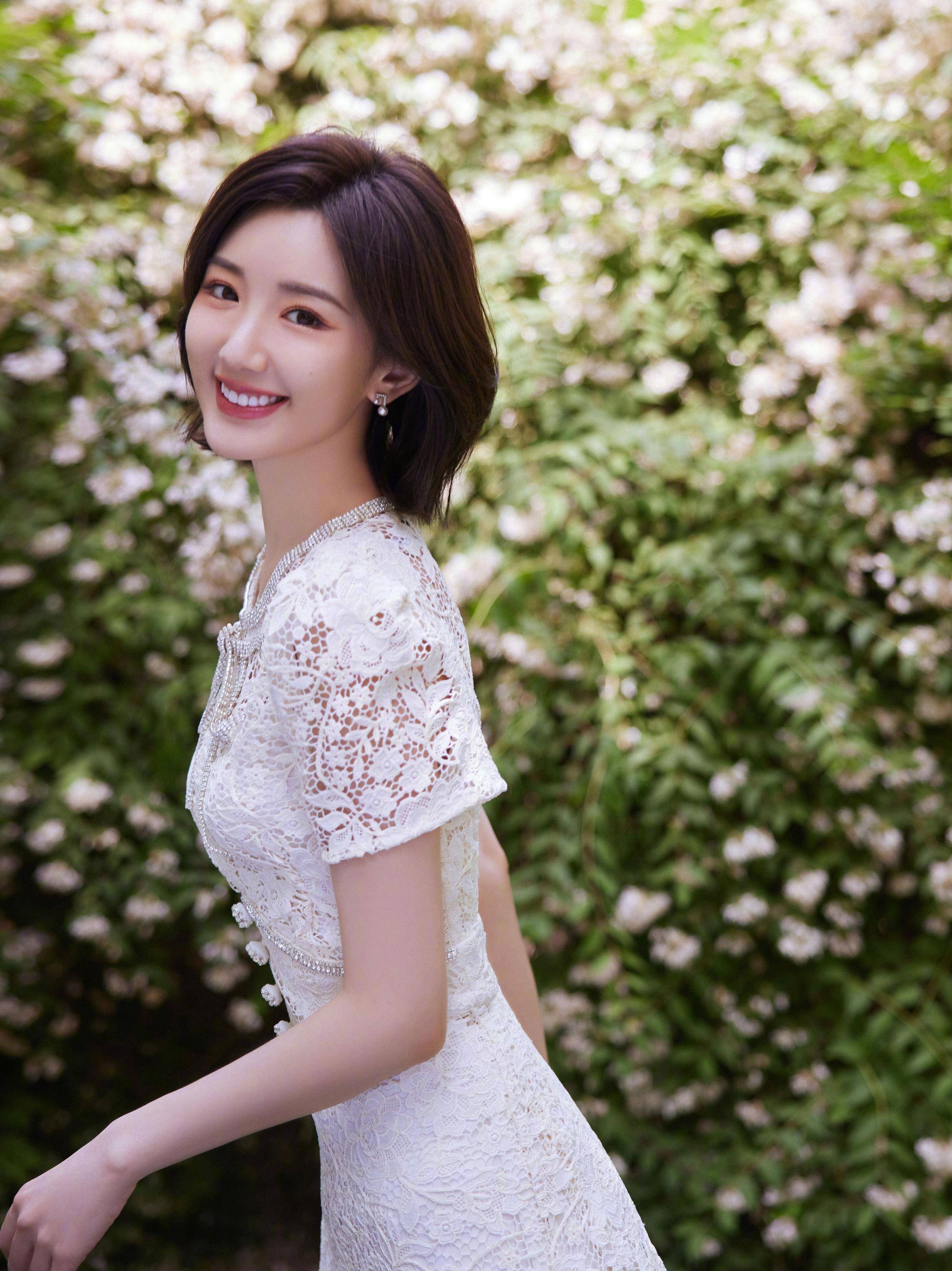 毛晓彤白色时尚镂空裙造型_短发_魅力_裙子