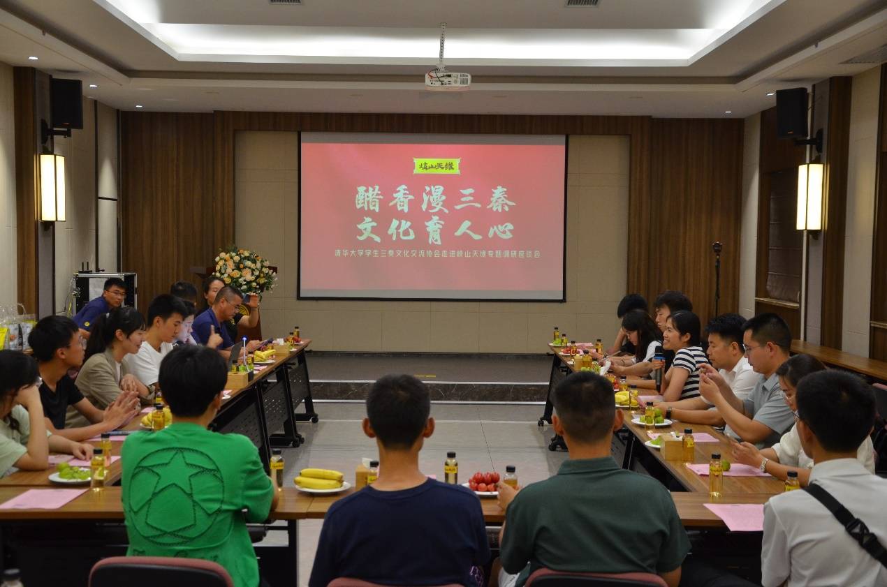 最后,共青团岐山县委书记苏云妮,一碗面办公室副主任谢飞代表岐山天缘