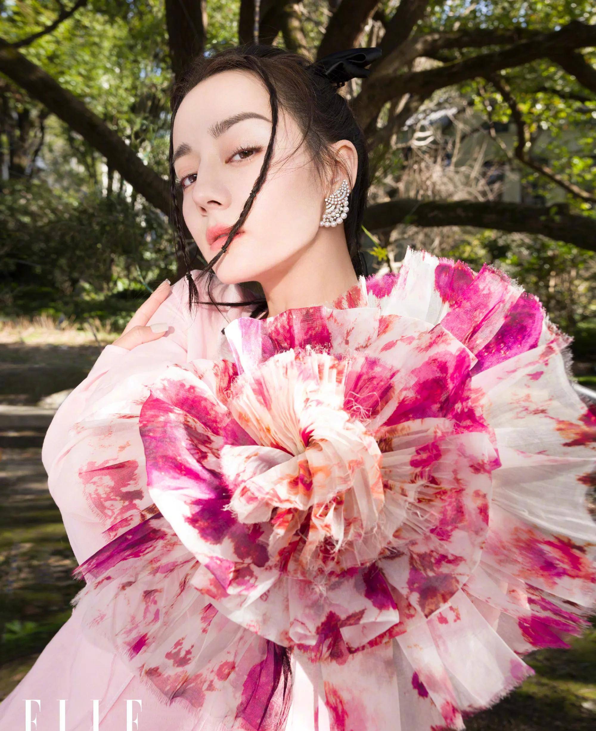 迪丽热巴再次登上杂志封面,如初恋般可盐可甜,造型百变_身材_连衣裙