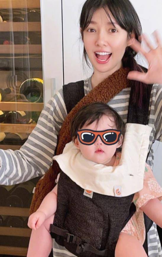 向华强夫妇,身穿香奈儿套装太拉风,向太被吐槽像大妈_女儿_美女_孙女