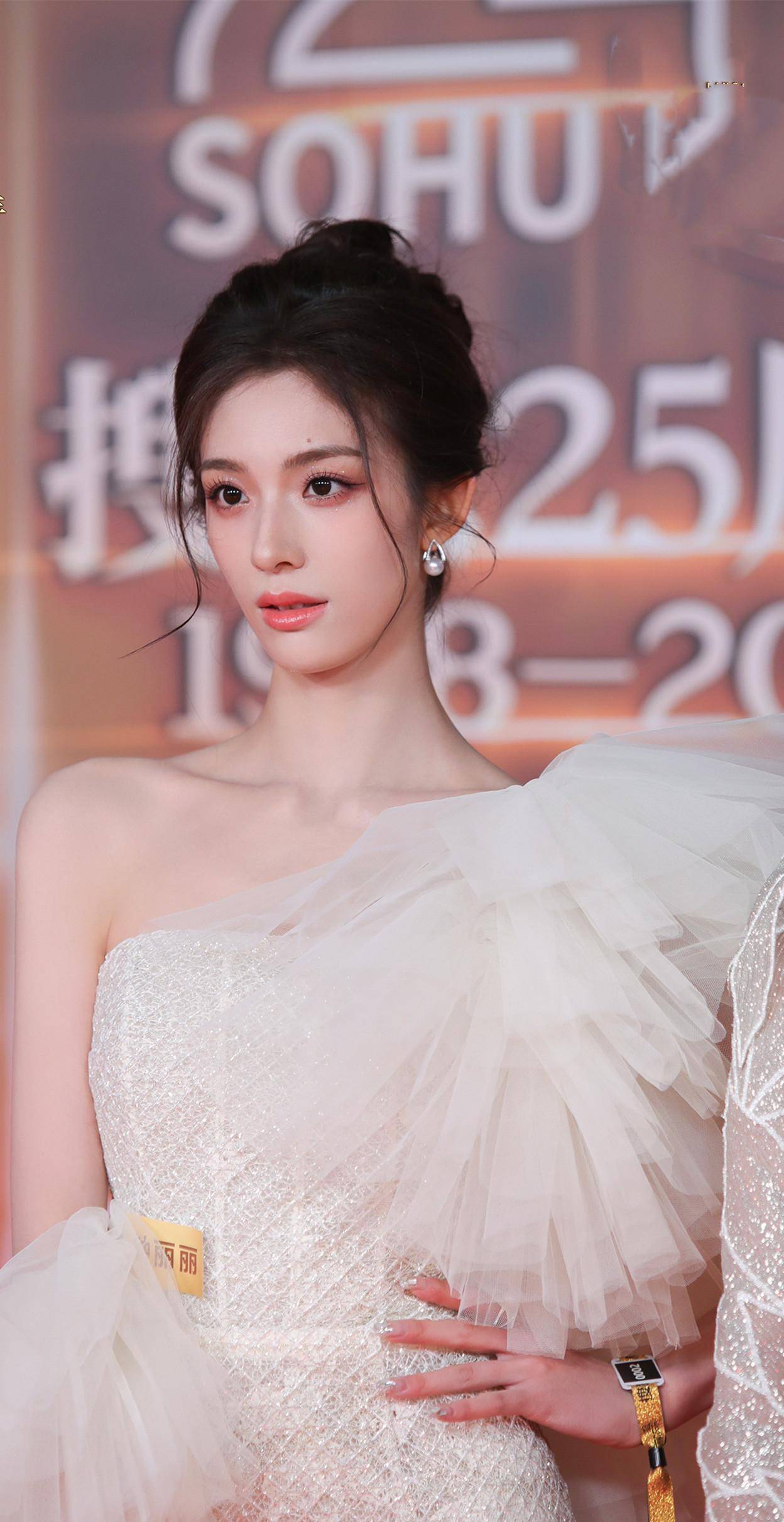 钟丽丽亮相时装节,身穿白色时尚长裙亮丽动人,秀出绝美锁骨_气质