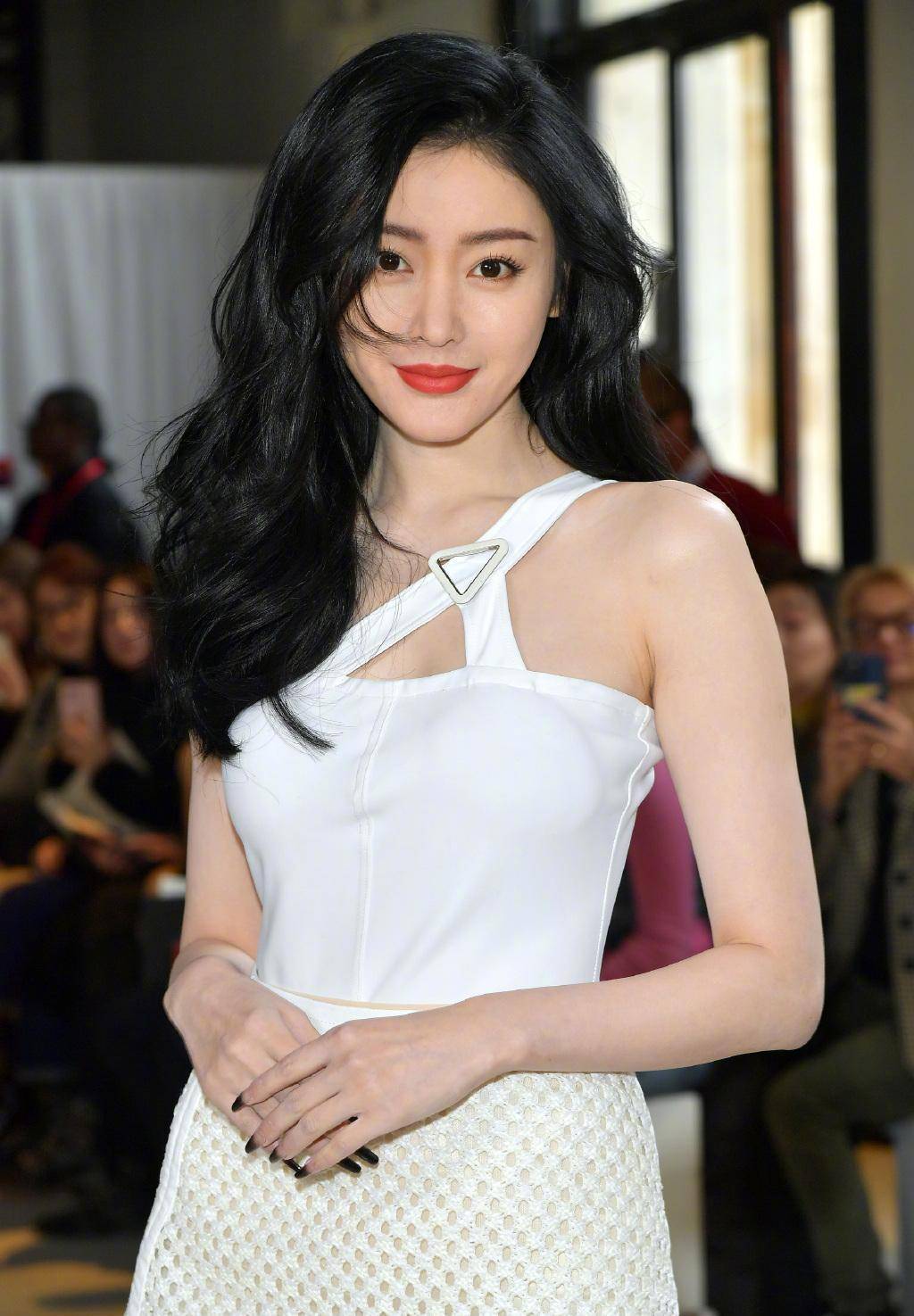 非常俏皮,张天爱时尚巴黎时装周,西装革履眼神犀利,这位姐姐厉害了