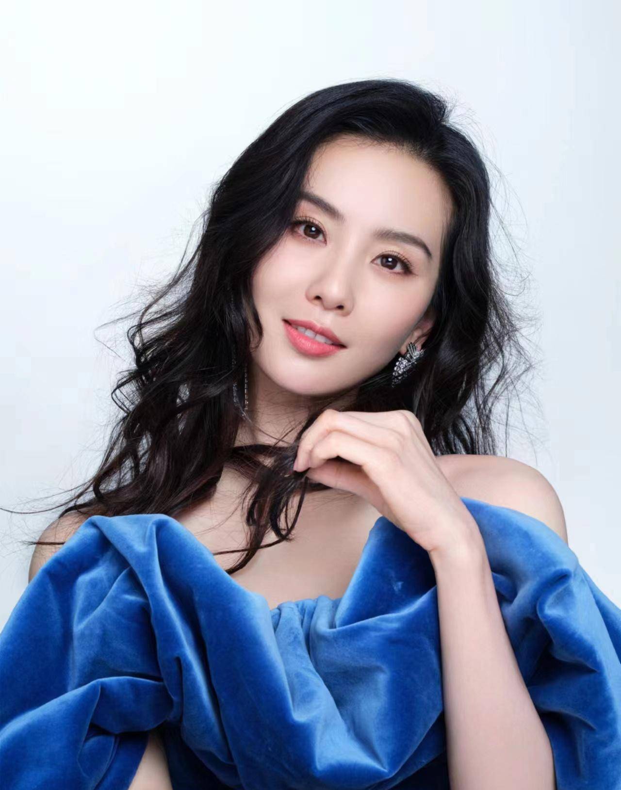 刘诗诗的新造型非常漂亮,身穿一字肩蓝色丝绒裙,温柔又优雅!