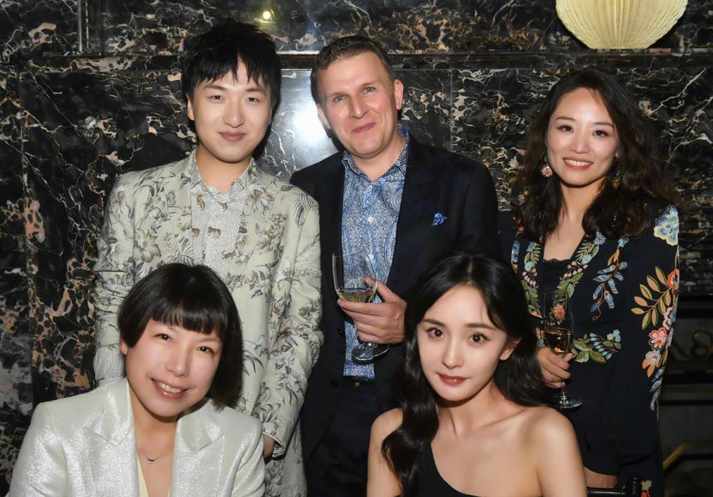 杨幂与外籍老总出席晚宴?