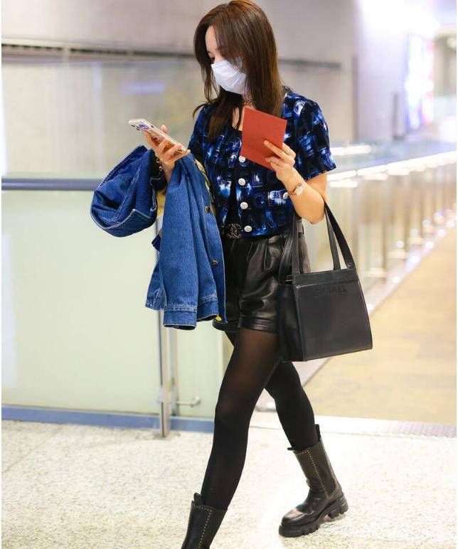 程潇穿着黑袜子.