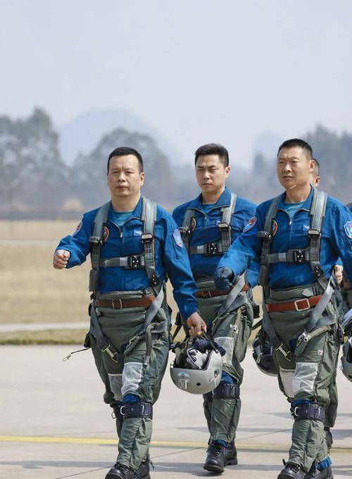 为什么飞行员几乎全是军官，而没有士兵？