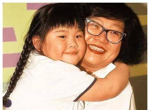 郑少秋的女儿郑欣宜今年34岁,还没有嫁人,她在等什么?
