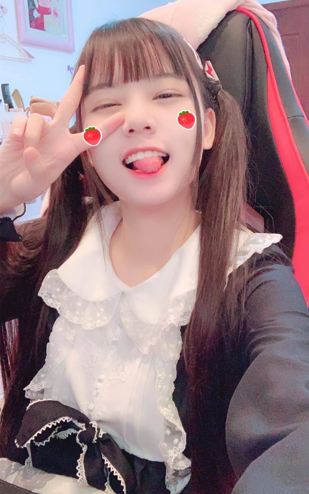 路人偶遇火线妹,拿起手机疯狂拍照,看清她的长相后:原来是这样的女生!