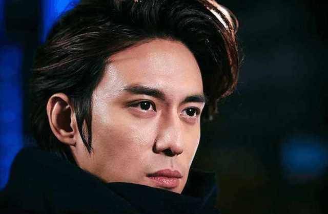 一炮而红,更因《命中注定我爱你》中的dylan神父截获了一大票老婆粉