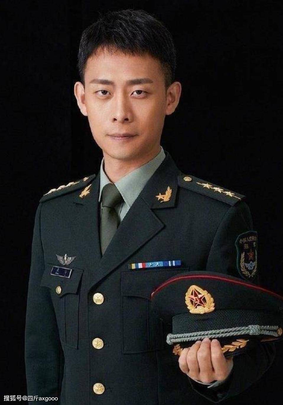 演员吴京晒军装照片惹麻烦,遭大v当众质疑违规:不是军人别乱穿_形象