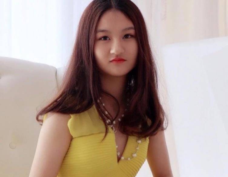 她6岁被成龙抱着上春晚,却因长相被骂退圈出国,如今她长什么样_陆子艺