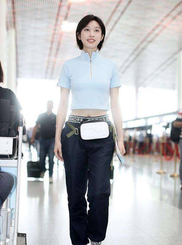 张俪太会凹造型,露脐装配高腰裤169穿成了179,身材比例真好_黑色_卫衣