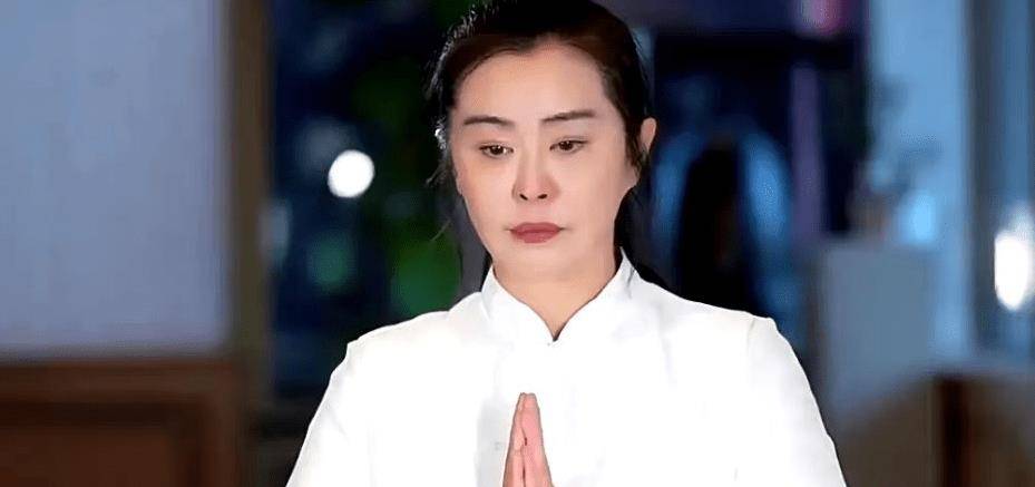 原来56岁的王祖贤在烈日下排队,下巴消失了,完全看不到当年的影子了?