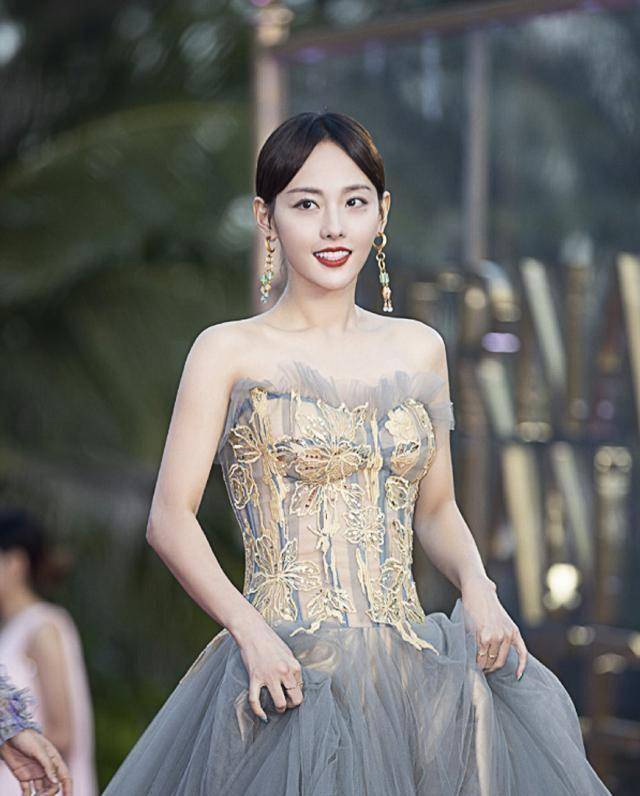 张嘉倪亮相红毯,身穿雾霾灰薄纱裙配上红唇泪痣,尽显迷人魅力_长裙