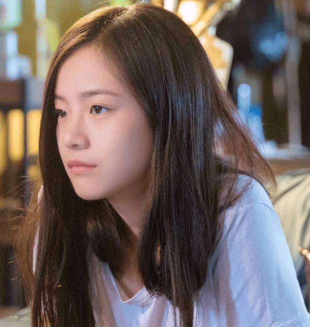 毫不夸张地说,如果你走遍大学校园,十个女孩中可能有五个比李庚希更