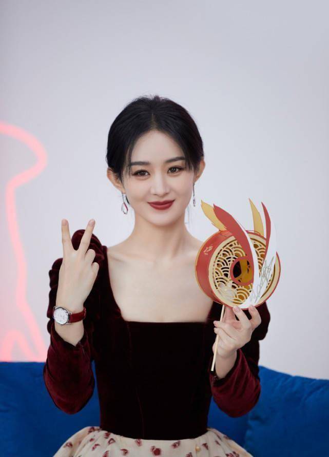 赵丽颖头发湿漉漉的原照,脸蛋甜美如少女,眼神充满活力_网友_颖宝