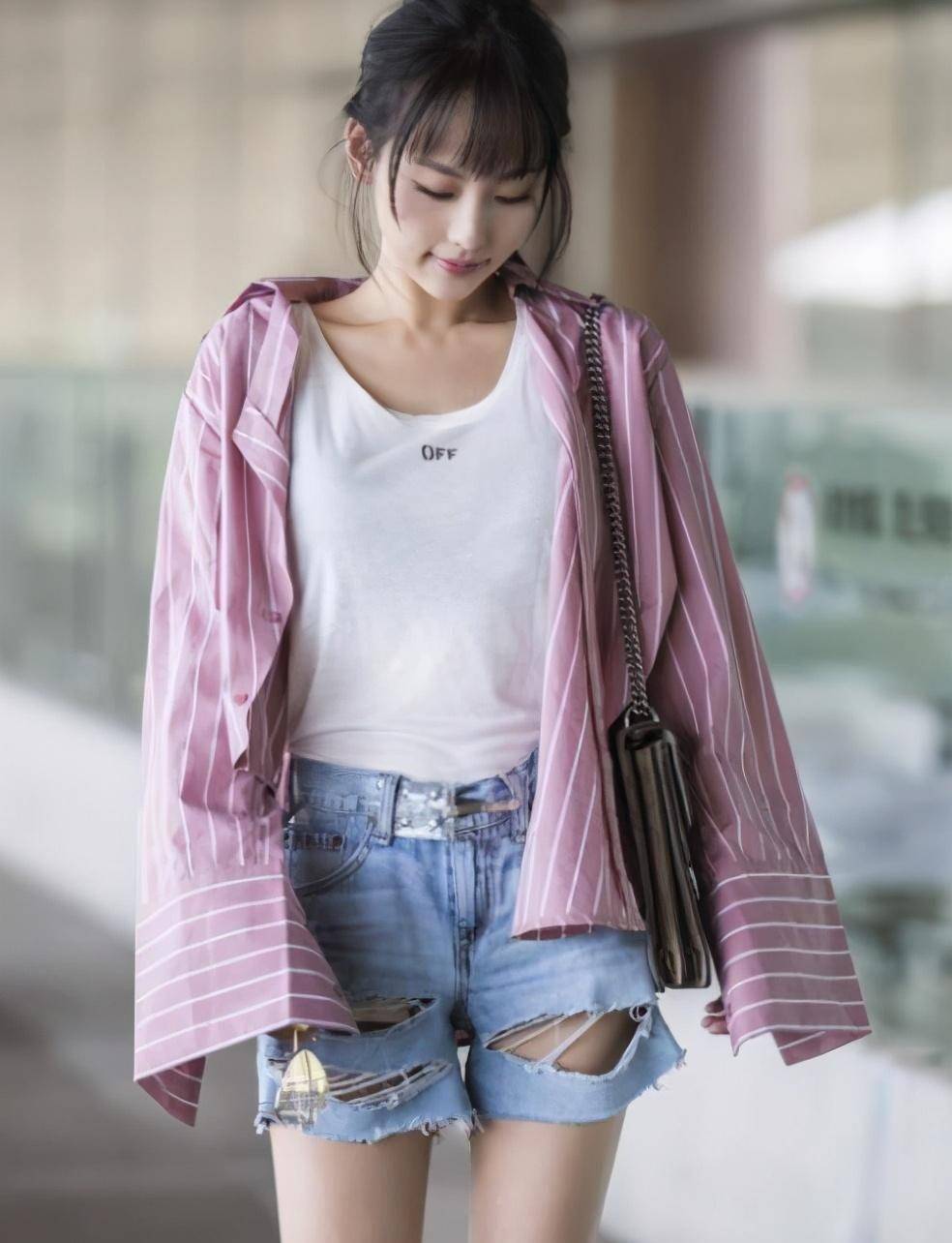 张嘉倪俩儿子近照曝光,遗传买超的好基因,一家四口比偶像剧还甜_黄蓉