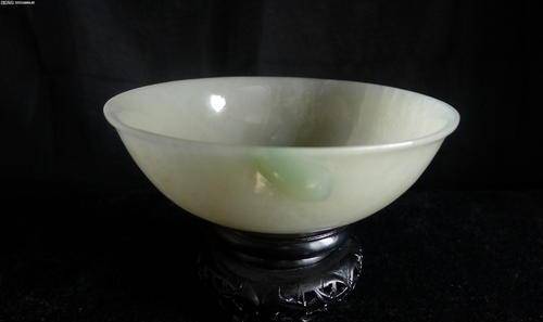 所以这位老人也一直想要知道,这个这传家宝玉碗的价值到底是多少?