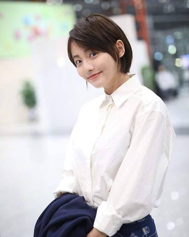 张嘉倪俩儿子近照曝光,遗传买超的好基因,一家四口比偶像剧还甜_黄蓉