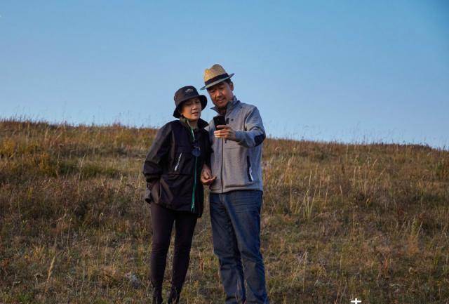 张国立穿了一件灰色运动卫衣搭配牛仔裤,脚上一双运动鞋,是一套非常有