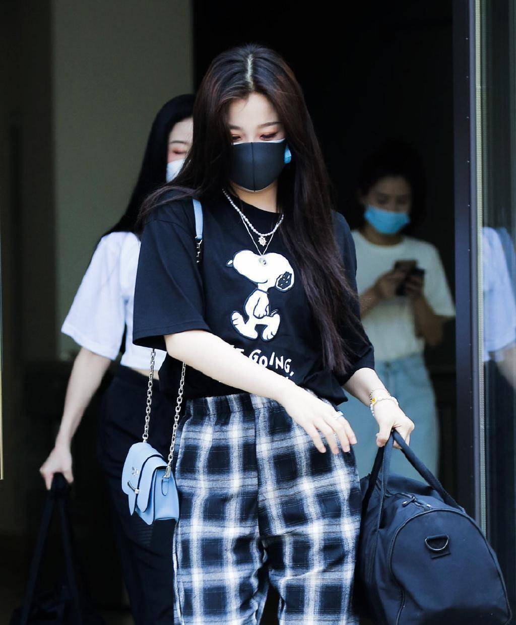 虞书欣颜值很出挑,穿史努比t恤配格纹裤,戴口罩都挡不住甜美感_黑色