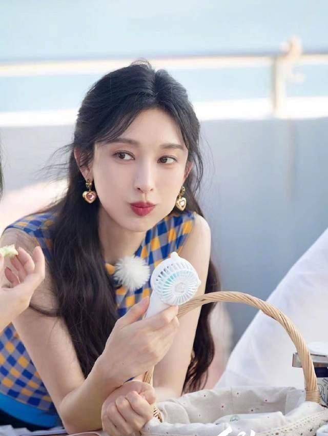 张俪晒出沙滩美照,格纹泳装身材超吸睛,大长腿格外吸睛!