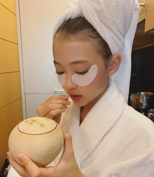 ellagross面对美食更是抵挡不住诱惑,这惊讶的表情可见她也是个小吃货