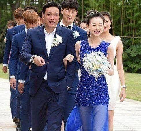 这位足坛名宿的"艳福"可谓不浅,第3任妻子小他十七岁_范志毅_足球