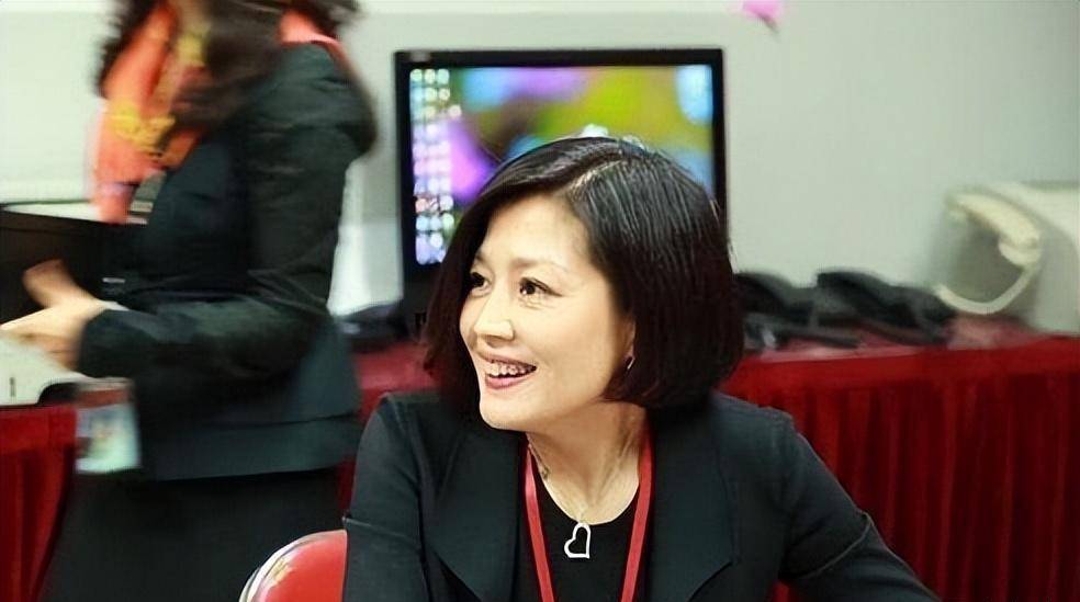 李咏病逝4年了,再看遗孀哈文近况,才明白李咏当年选择有多正确_工作