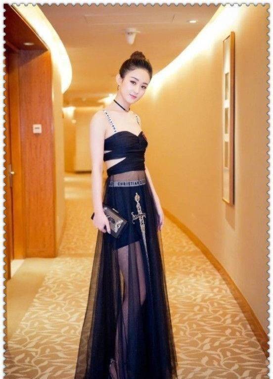 赵丽颖婚后挑战"紧身皮裙",却不小心撞到了杨幂的脸,网友:认错人了!