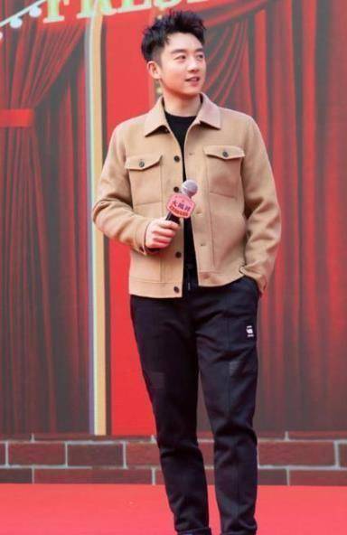 郑恺开上海最大酒吧,好摊位卖30万,豪车一起停在路边_发展_网友_消费