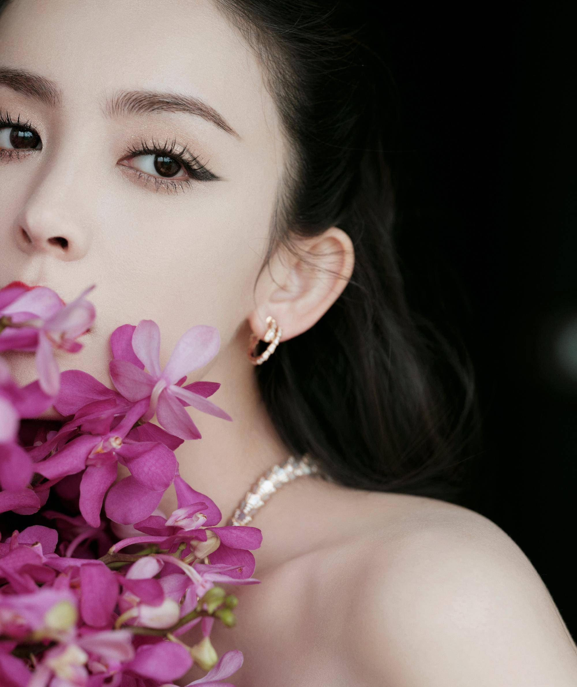 古力娜扎炫酷写真,复古红唇搭配黑色丝绒连体裙,酷炫时尚,优雅奢华