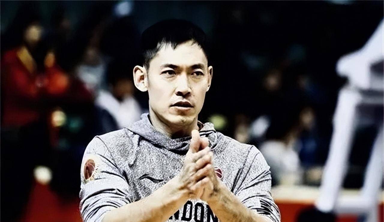 张庆鹏在赛场上挥洒汗水,抛出一个又一个的三分球时,贺子淇就在屏幕前