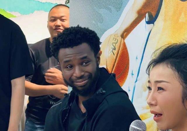 作为内地著名女主播,张曼源曾在央视担任nba最前线节目外景主持人.