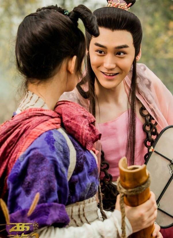 齐木的扮演者是汪铎,选秀歌手出身,应该是签约在郭敬明的旗下,别说郭