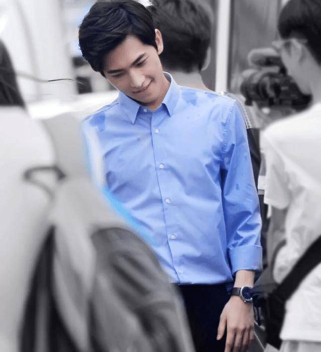 杨洋被晒早年机场照,穿搭风格不同于现在,网友:大写的"帅"_人气_挑战