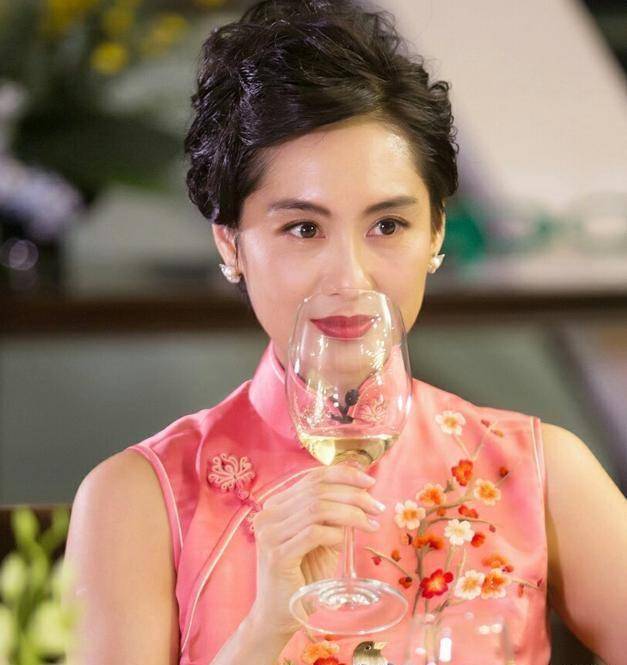 朱茵亲自送女儿上学,女儿扎双马尾好可爱,母女俩手拉手感情深厚_明星