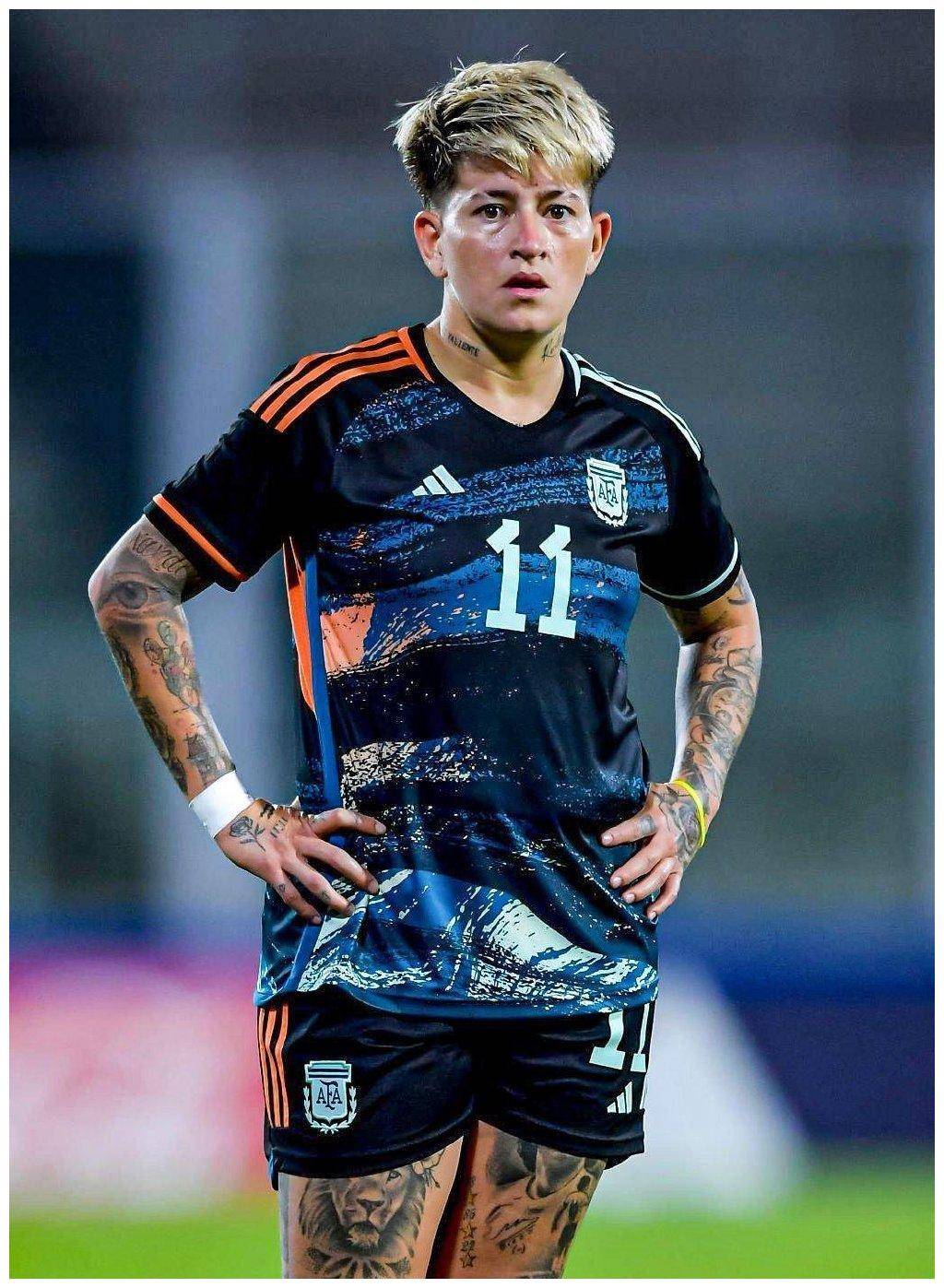 阿根廷女足球员因cr7纹身遭批 回应:爱c罗不等于讨厌梅西_米拉_球迷