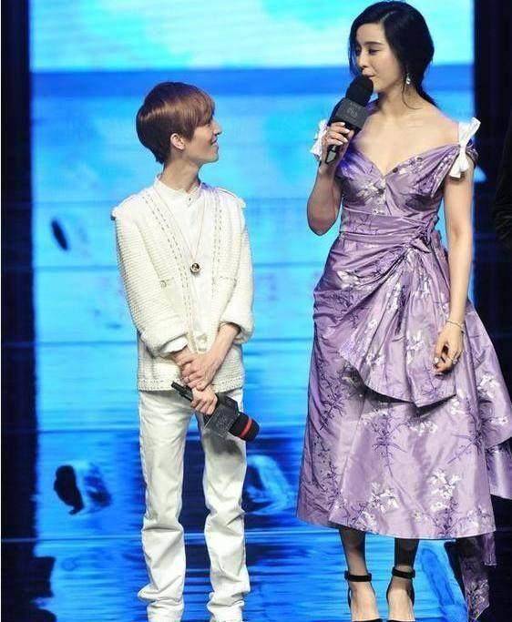 天后王菲在演唱会上也穿了一双巨雷人的鞋子,只有后面有跟,前面完全靠