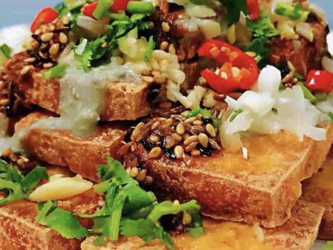 自制维生素C面膜:也可以使用新鲜的柠檬或橙子制作自制的维生素C面膜。将柠檬或橙子榨汁,然后敷在面部,等待15-20分钟后洗净。这种方法也可以为皮肤补充维生素C,淡化斑点。(自制维生素c爽肤水)